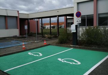 Marquages au sol de places pour véhicules électriques