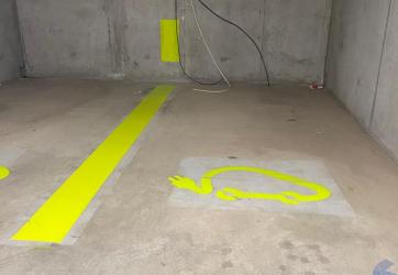 Traçage de place RVE dans un garage sous-terrain en savoie 73, grenaillage et application d'une résine pour une grande durabilité.