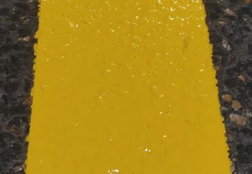 application d'un vernis de protection pour réduire l'encrassement des marquages de sol sur un site logistique