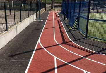 Marquage d'une piste d'athlétisme autour d'un terrain multisport en extérieur