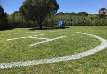 Traçage d'une piste d'hélicoptère sur gazon naturelle avec application d'une peinture spéciale