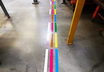 traçage de bandes de couleurs pour indiquer les zones de travail au personnel intérimaire, Meyzieu 69 Rhône