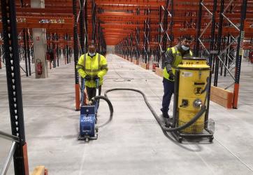 Grenaillage de sol sur un site logistique