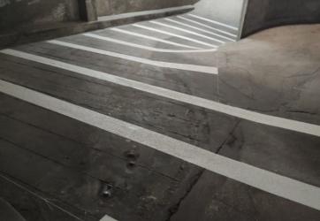 Traçage de bandes rugueuses antidérapante dans une copropriété