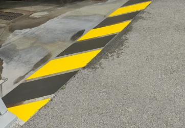 Traçage zébra sur sol béton