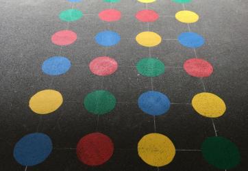 Marquage au sol du jeu Twister dans une école