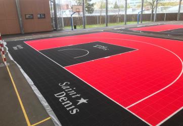 Traçage terrain basket 3x3 sur dalles plastiques SPORTCOURT de Gerflor. Traçage des logos de la ville St DENIS