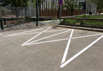 marquage au sol croix de st-André pour l'interdiction de stationnement