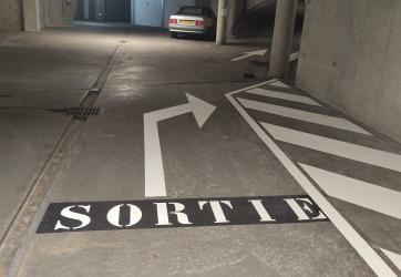Flèche avec inscription sortie