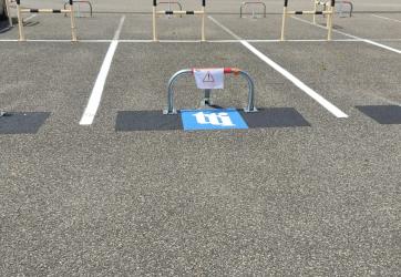 Traçage places de parking avec logo entreprise