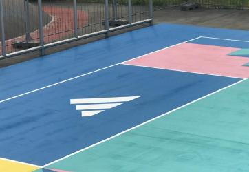 Traçage du Logo Adidas sur un terrain de sport extérieur