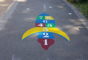 Traçage de jeux éducatifs : marquage au sol d'un marelle fusée