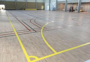 Traçage d'un terrain de futsal sur sol sportif