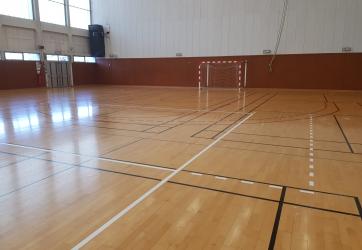 Traçage d'un terrain de volley-ball de compétition en blanc