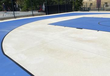résine de sol sportif pour la coloration d'une raquette de basket-ball