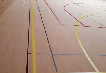Traçage d'un terrain de Handball sur sol PVC bicolor