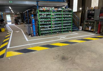 marquage au sol de cheminements piétons sur un site industriel