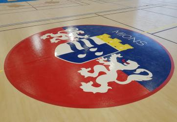 Traçage du logo de la ville en peinture PU dans le rond central du basket-ball