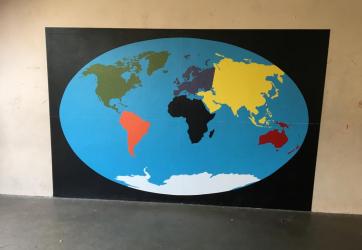 Traçage d'une carte du monde sur un mur d'école sur Lyon 69