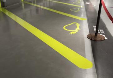 Marquages au sol de places véhicule electrique IRVE dans un parking sur Lyon 69 Rhône