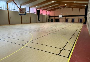 marquage au sol de terrains de badminton dans un gymnase en Isere 38