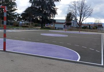 Traçage d'un terrain de sport et coloration dans une école