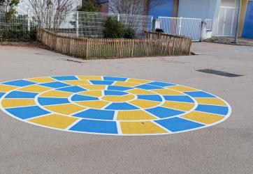 marquage au sol d'une marelle escargot dans une école Rhône 69