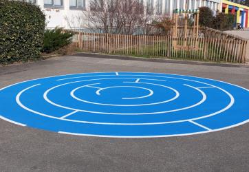 marquage au sol d'un labyrinthe circulaire dans une école Rhône 69