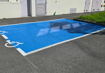 Marquage au sol place de parking adaptée aux normes PMR