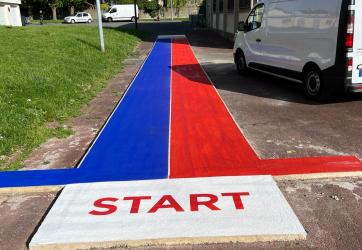 Traçage et coloration d'une piste d'athlétisme.