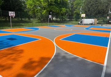 Coloration et traçage de terrains de basket-ball sur un ancien terrain de tennis
