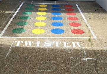 marquage au sol jeu twister dans une école