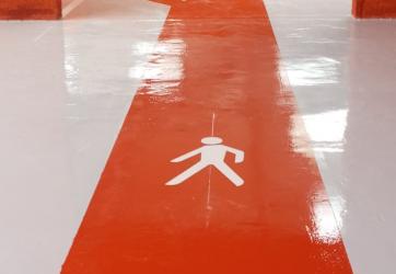 Marquage au sol d'une allée piétonne sur un site industriel Auvergne Rhône Alpes