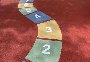 traçage de marelles sur un sol souple en EPDM en peinture PU 2 composants