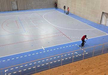 Traçage d'un terrain de futsal aux normes FFF sur un sol sportif PVC