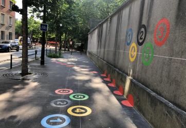 Marquages au sol de design actif dans une rue de Paris