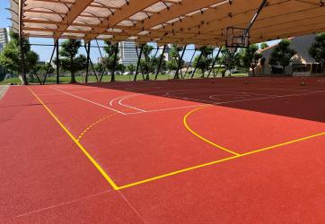 traçage d'un terrain de handball sur un sol en EPDM