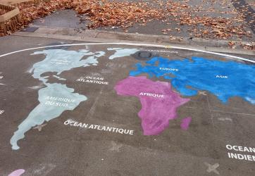 marquage au sol d'une mapemonde - globe terrestre avec les 5 continents