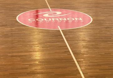 traçage d'un logo dans le rond central du basket en peinture