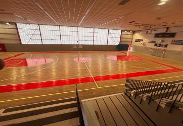 Traçage d'un terrain de basket-ball sur sol en parquet, coloration du pourtour, raquettes et rond central