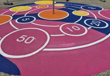 Traçage d'un terrain de basket surprise sur sol souple EPDM