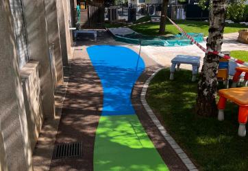 marquages au sol dans une école d'un aplat de couleur