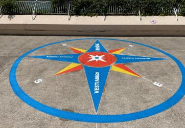 Marquage au sol d'une boussole d'orientation spécifique - 