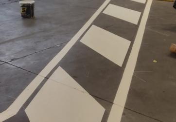 marquage au sol d'un zébra de sécurité.