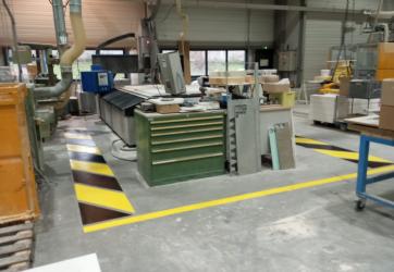 marquages au sols de zébras de sécurité autour d'une machine de production