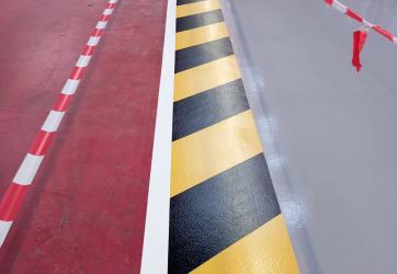 marquages se zébras de sécurité dans un site industriel
